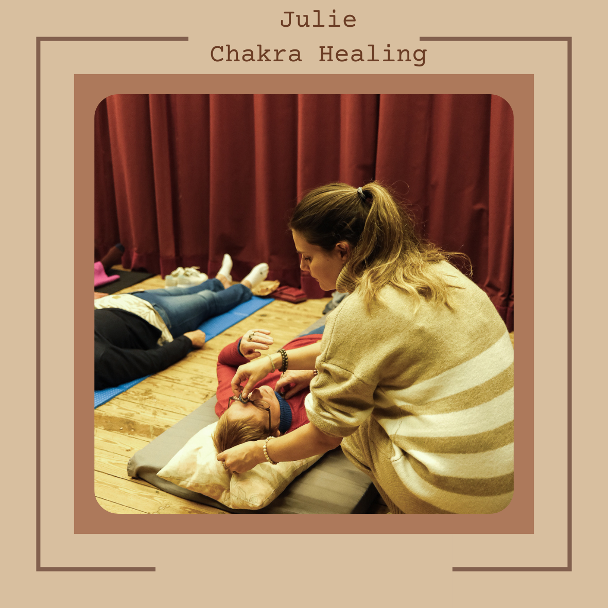 Groepssessie Chakra Healing meditatie met edelstenen.